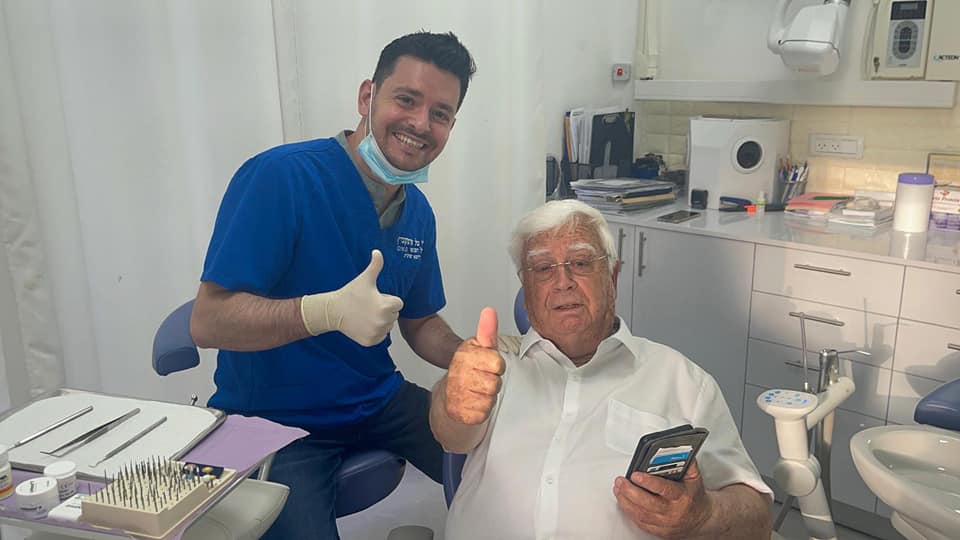 ביקור ראש העיר במרפאה – ד״ר טל איצקוביץ וראש העיר בחדר הטיפול, קריית מוצקין